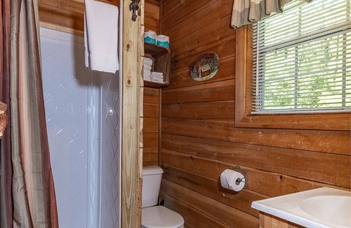 Lake Toxaway Cabin | Cozy Cabin w/Pickleball and Tennis On Site