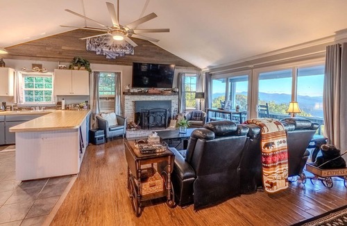 Franklin House | Cozy Cabin w/Wood-Burning Stove & a Million-Dollar View! No 4W Drive Needed!