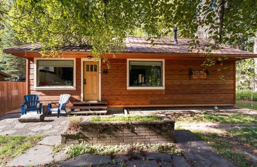 West Glacier Cabin | Cozy Cabin Walk to Glacier National Park