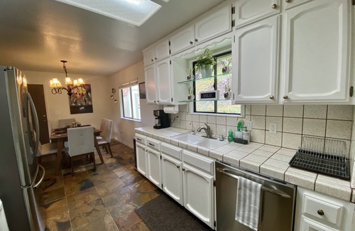 Oakhurst House | Cozy Cabin with Amazing Views & Private Hot Tub.