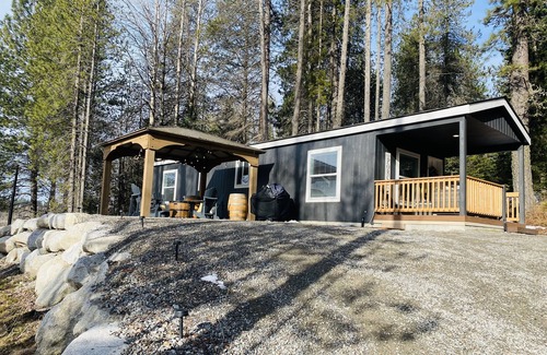 Hayden Cabin | Cozy cabin with gazebo, gas fire pit and hot tub