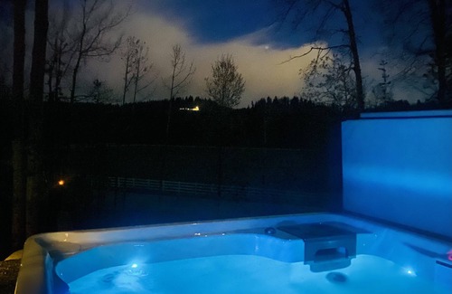 Hayden Cabin | Cozy cabin with gazebo, gas fire pit and hot tub