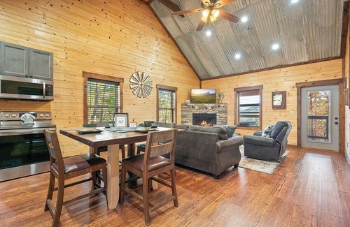 Sevierville Cabin | Cozy cabin with great views