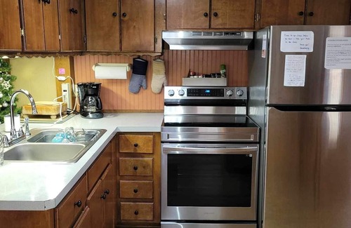 Mars Hill Cabin | Cozy cabin with hi-speed fiber optic. Dog friendly! 40 min to dtwn Asheville.