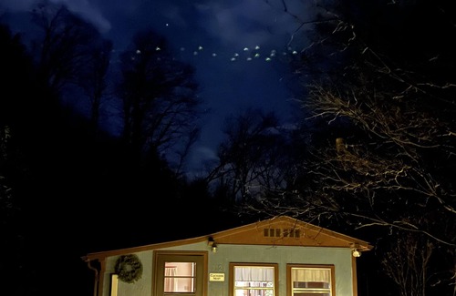 Mars Hill Cabin | Cozy cabin with hi-speed fiber optic. Dog friendly! 40 min to dtwn Asheville.