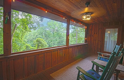 Bryson City Cabin | Cozy Cabin with Hot Tub in Tranquil Bryson City