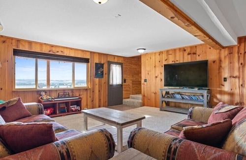 Yellowstone County Cabin | Cozy Cabin with Incredible 360 views & Starlink Internet!