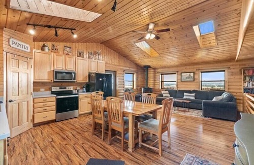 Yellowstone County Cabin | Cozy Cabin with Incredible 360 views & Starlink Internet!