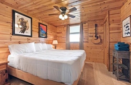 Yellowstone County Cabin | Cozy Cabin with Incredible 360 views & Starlink Internet!