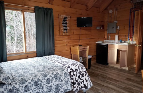 East Corinth Cabin | COZY CABIN WITH POND VIEW