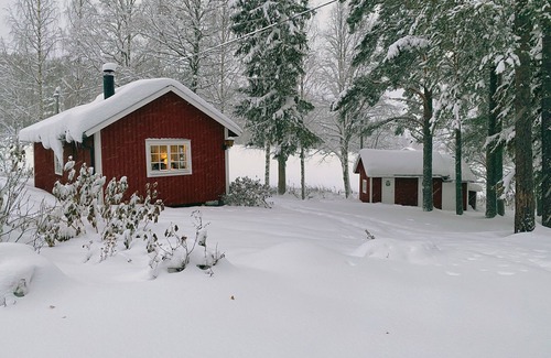 Gallo Cottage | Cozy cabin with fireplace & lake view