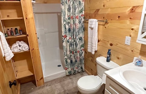 East Bernstadt Cabin | Cozy cabin with a beautiful view of the lake in East Bernstadt