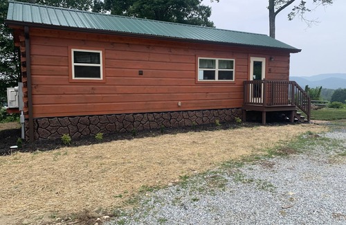 Hendersonville Cabin | Cozy cabin with spectacular Mountain Views!