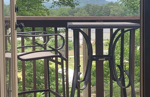 Hendersonville Cabin | Cozy cabin with spectacular Mountain Views!
