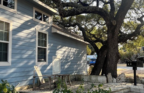 La Hacienda Estates Cabin | Cozy cabin with WiFi, fitness room in cool Austin
