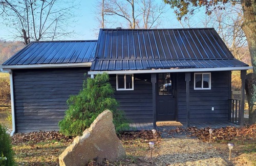 Coshocton Cabin | Cozy cabin with WiFi and AC in welcoming Willcreek River