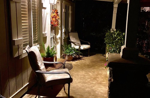 Auburn House | Cozy Canyon Cottage: Come relax, hike, run, or walk 2 town 4 some amazing faire
