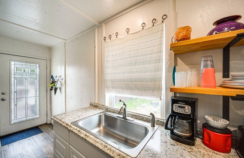 Canyon Lake Cottage | Cozy Canyon Lake Cottage Rental w/Private Hot Tub