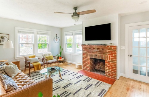 Malden House | Cozy Cape - Modern - Entire Home in Malden with Free Parking