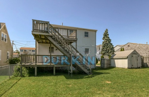 Eastward Look House | Cozy Cape, Water View, Close to Beach, Private Yard