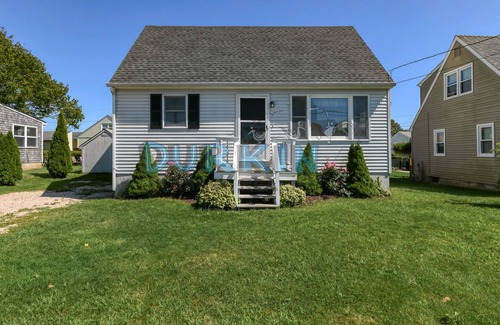 Eastward Look House | Cozy Cape, Water View, Close to Beach, Private Yard