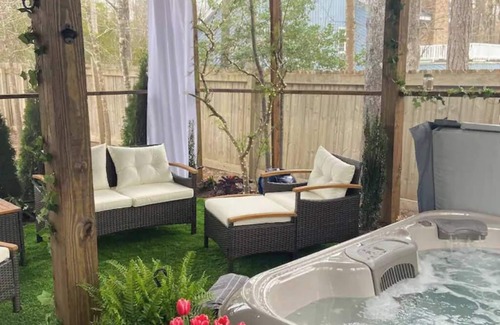 Conway Cottage | Cozy Carriage House in Conway with Private Hot Tub