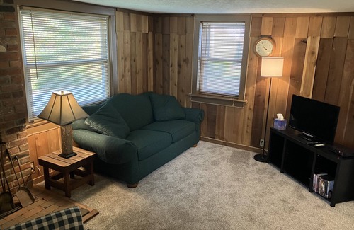 Bellville Cottage | Cozy Carriage House with an Urban Cabin Ambiance