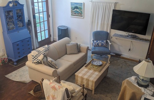 Athens Cottage | Cozy Carriage House walking distance to OU/Court