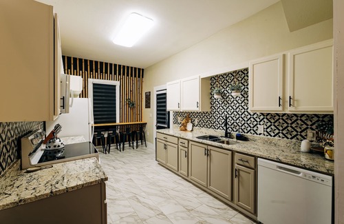 Riverside House | Cozy Casita, Private Big Backyard + Firepit, 6 Min to RIVERWALK San Antonio