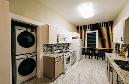 Riverside House | Cozy Casita, Private Big Backyard + Firepit, 6 Min to RIVERWALK San Antonio