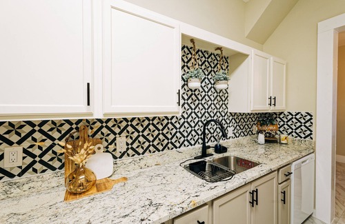 Riverside House | Cozy Casita, Private Big Backyard + Firepit, 6 Min to RIVERWALK San Antonio