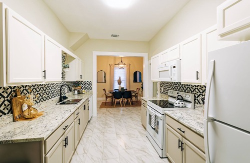 Riverside House | Cozy Casita, Private Big Backyard + Firepit, 6 Min to RIVERWALK San Antonio