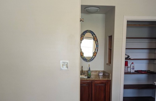 Jonestown Cabin | Cozy casita with Lake Travis view! Bars and restaurants just down the block!