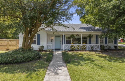 Bay St Louis Cottage | Cozy Castaway Cottage in Historic Old Town. Close to everything! Newly updated