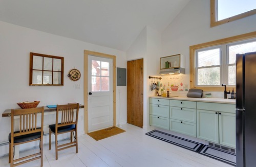 Swan Lake Cottage | Cozy Catskills Tiny Home ~ 3 Mi to Bethel Woods!