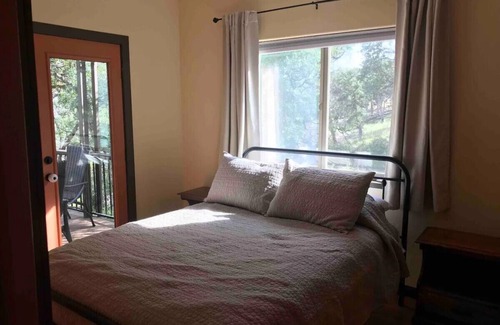 Chico Cabin | Cozy Centerville Cabin Jacuzzi Bathtub | Firepit | Secluded Nature
