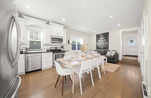 Kensington-Cedar Cottage Apartment | Cozy Central 3BR Home| King Bed| 15 min to DT Van