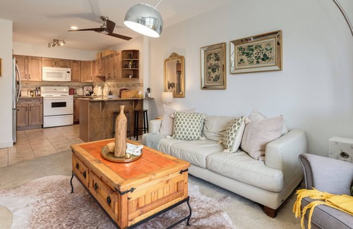 Sunnyside Condo | Cozy Central City Condo with On-Site Gym!
