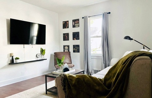 Evansville Apartment | Cozy & Centrally Located APT - KING BEDn