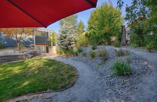 Vernon Apartment | Cozy centrally located bachelors suite
