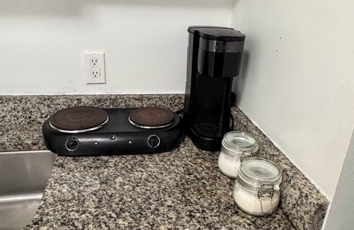 Tampa Apartment | Cozy & Centrally Located Full Guesthouse- Sleeps 4. Short drive to everything!