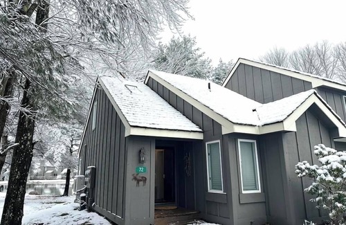 White Haven House | Cozy Chalet At Jack Frost With Waterview- Ski On Ski Off