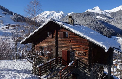 Beaufort Ski Chalet | Cozy chalet for 10 with fireplace and internet, close to slopes