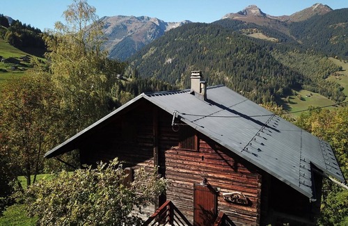 Beaufort Ski Chalet | Cozy chalet for 10 with fireplace and internet, close to slopes