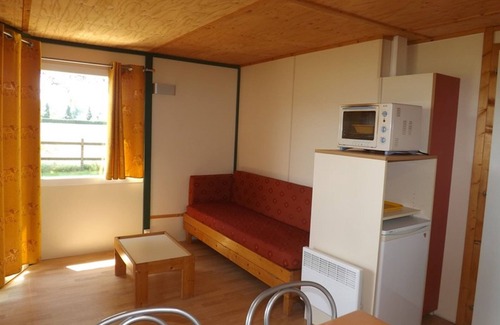 Maurs Cottage | Cozy Chalet for 4 with Free Pool Access, Terrace, Pet-Friendly, near Maurs, France