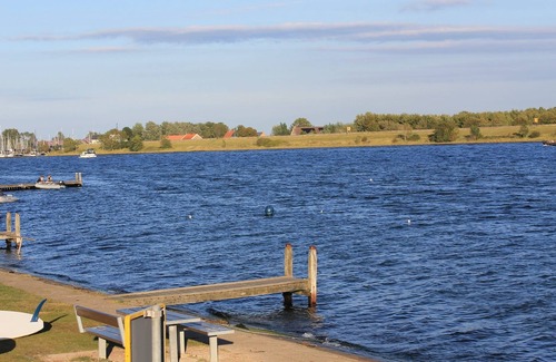 Kortgene Ski Chalet | Cozy chalet in a holiday park for children and water sports enthusiasts with a lake view