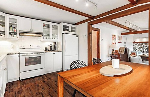 Lac-Brome Ski Chalet | Cozy chalet overlooking Lac-Brome