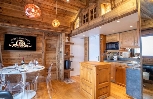 Meribel Apartment | Cozy chalet · Ski-in/ski-out · Central location · Balcony