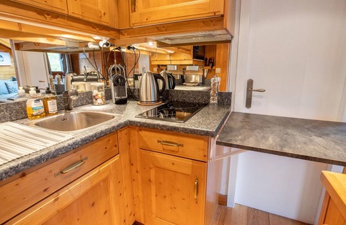 Meribel Apartment | Cozy chalet · Ski-in/ski-out · Central location · Balcony