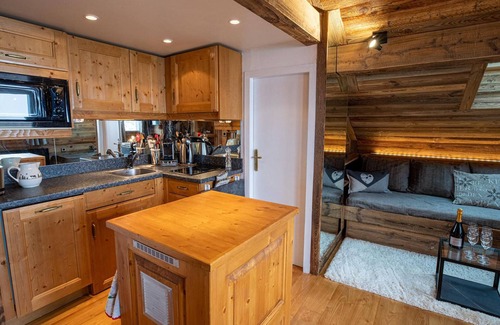 Meribel Apartment | Cozy chalet · Ski-in/ski-out · Central location · Balcony